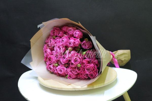 Букет из 19 пионовидных кустовых роз