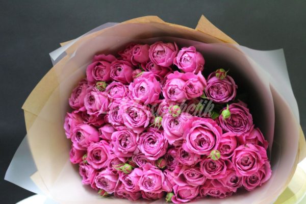 Букет из 19 пионовидных кустовых роз