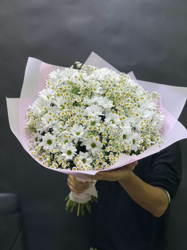 Авторский букет из ромашек и хризантем