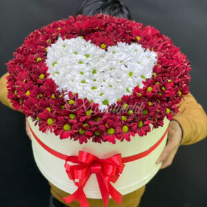 Авторский букет в коробке из 55шт кустовых хризантем