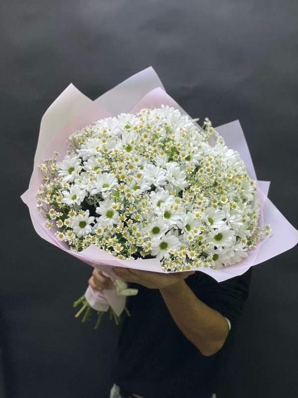 Авторский букет из ромашек и хризантем