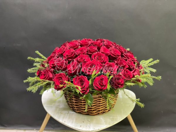 101 роза в корзине