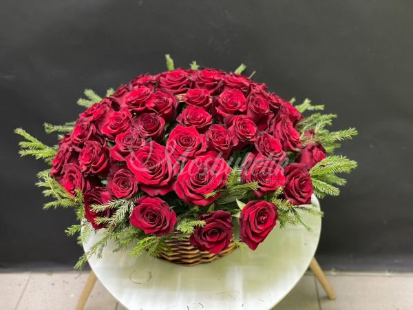 101 роза в корзине