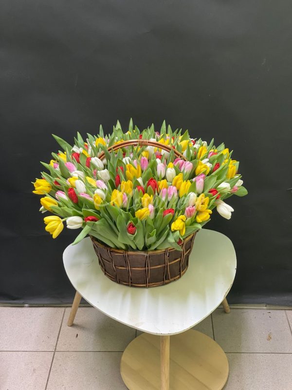Корзина из 201шт тюльпанов