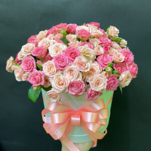 Букет из 19шт кустовых роз в коробке