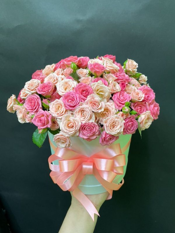 Букет из 19шт кустовых роз в коробке