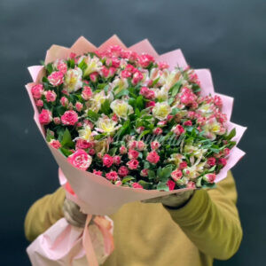 Авторский букет из кустовых роз