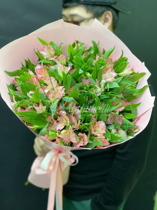 Букет из 29шт альстромерии