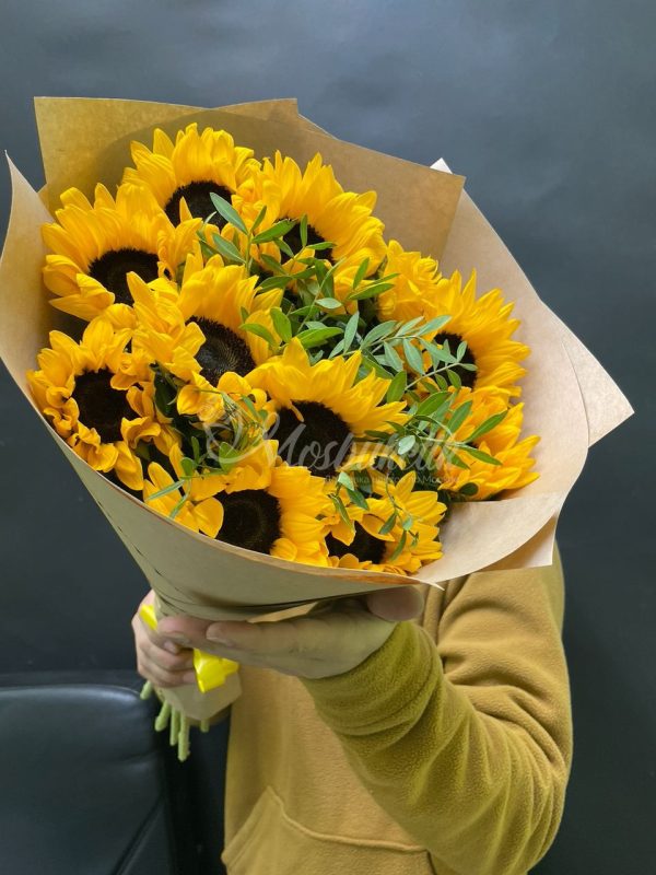 Букет из 9 подсолнухов