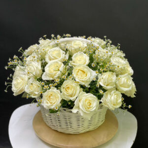 39 белых роз с 25 ромашками в корзине