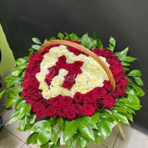 Букет из 101 розы с надписью "М"