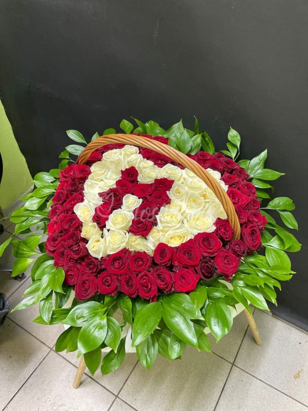 Букет из 101 розы с надписью "М"