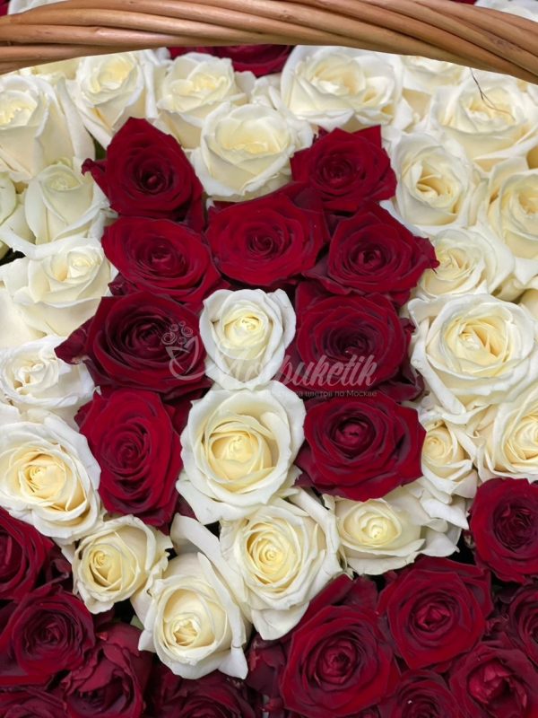 Букет из 101 розы с надписью "М"