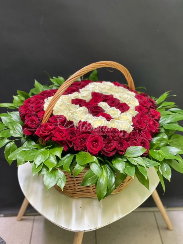 Букет из 101 розы с надписью "М"