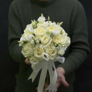 Свадебный букет из роз и эустом