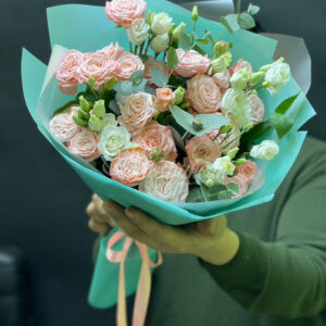 Авторский букет из пионовидной кустовой розы с эвкалиптом