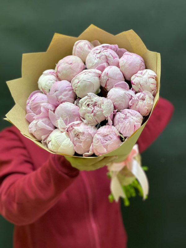 Букет из 19 пион