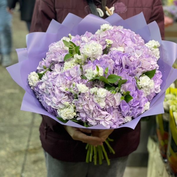 Авторский букет из гортензии и маттиолы