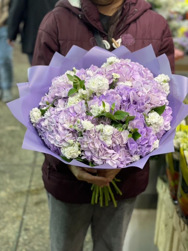 Авторский букет из гортензии и маттиолы