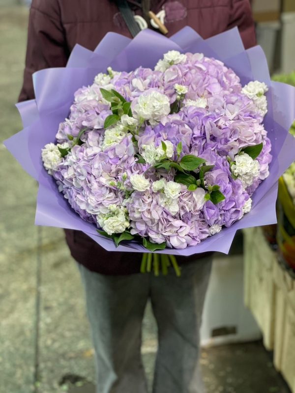 Авторский букет из гортензии и маттиолы