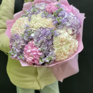 Авторский букет "Гармония гортензии и маттиолы"
