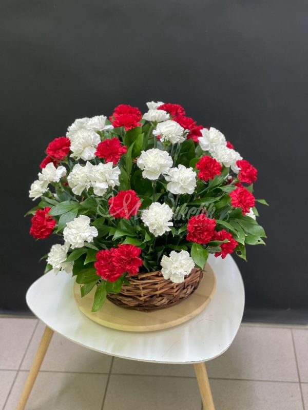 Букет из 51шт гвоздики в корзине