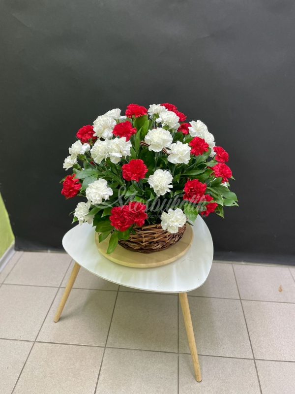 Букет из 51шт гвоздики в корзине