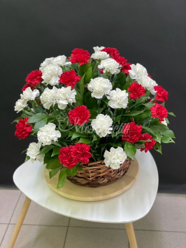 Букет из 51шт гвоздики в корзине