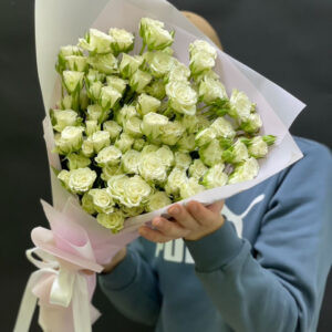 Букет из 19шт кустовых роз