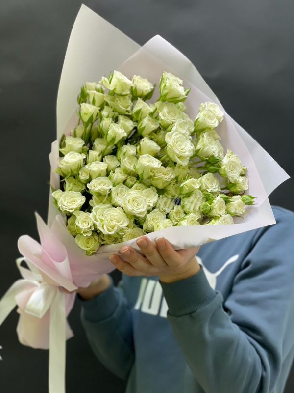 Букет из 19шт кустовых роз