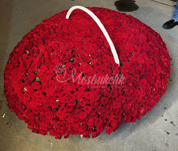 1001 красных роз в корзине