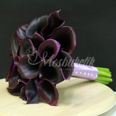 Букет невесты из 19 бордовых калл