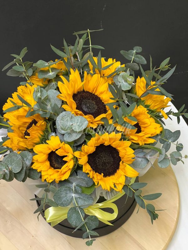 9 подсолнухов с эвкалиптом в коробке — изображение 6