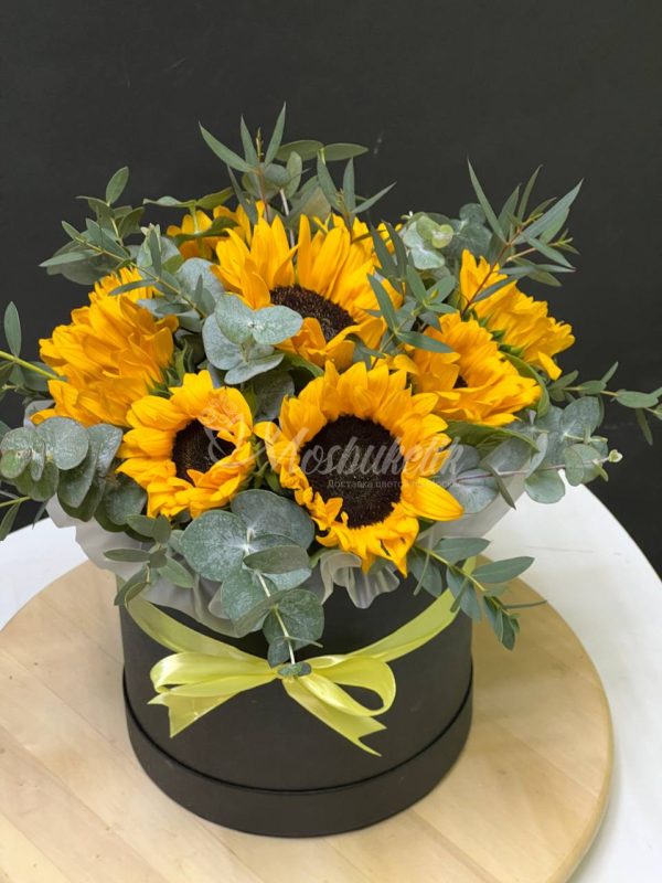 9 подсолнухов с эвкалиптом в коробке — изображение 5