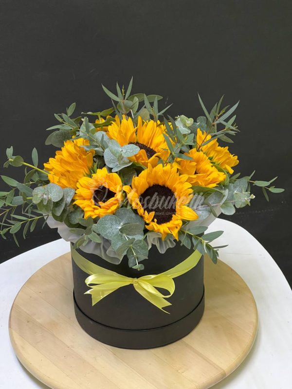 9 подсолнухов с эвкалиптом в коробке — изображение 3