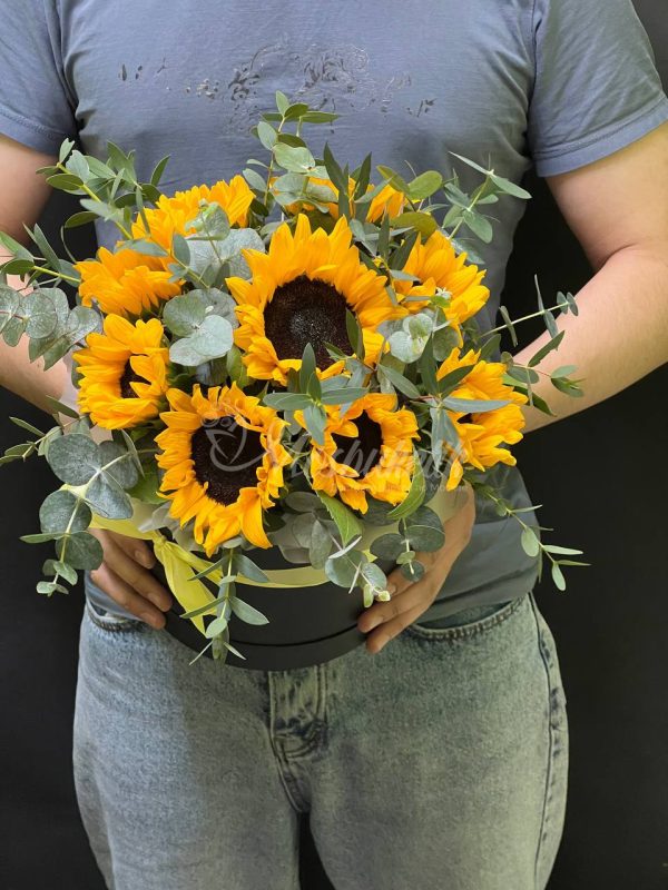 9 подсолнухов с эвкалиптом в коробке — изображение 4