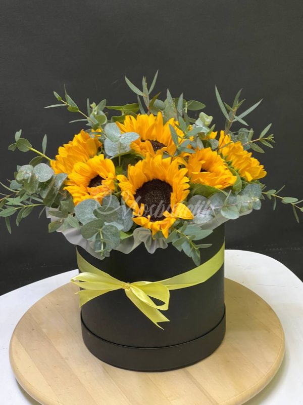 9 подсолнухов с эвкалиптом в коробке