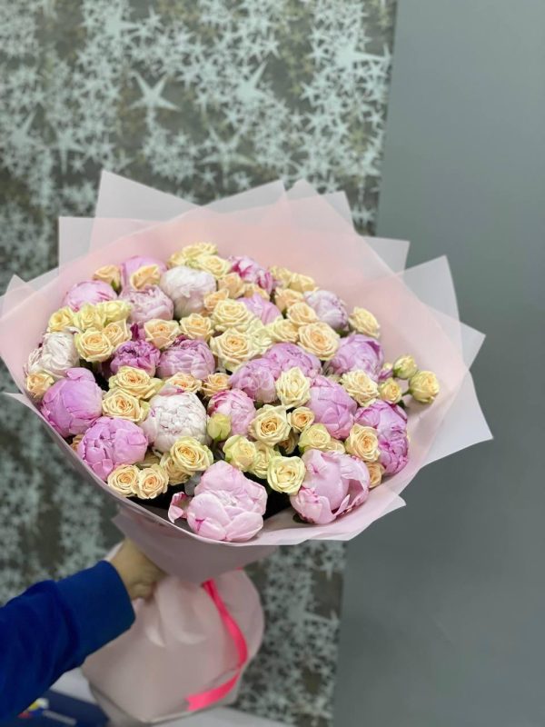 Букет из 19 шт пион, 10 шт кустовая роза