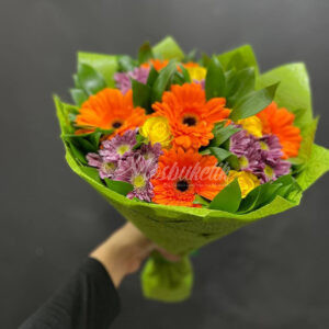 Букет из 9 роз , 5 гербер, рускус , 5 хризантема кустовая