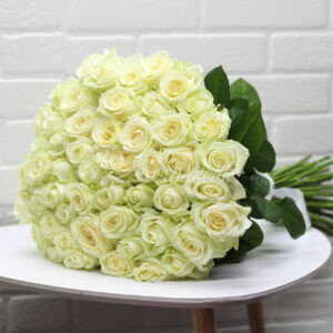 Букет из 51 белая роза в ленте