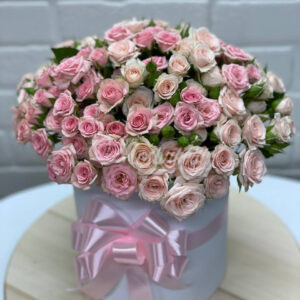 Букет из 31 кустовых роз в коробке