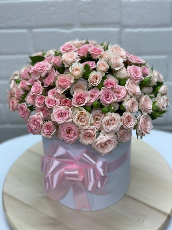 Букет из 31 кустовых роз в коробке