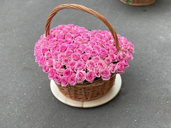 Букет из 101 розовых роз в виде сердца в корзине