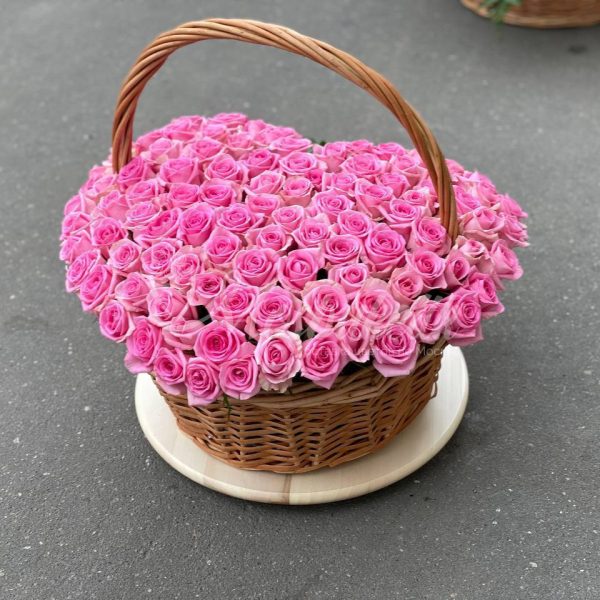 Букет из 101 розовых роз в виде сердца в корзине