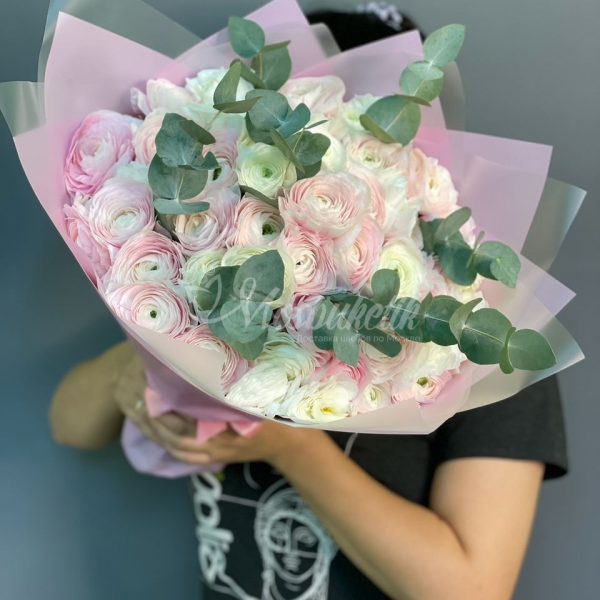 Букет из 51шт ранункулюс