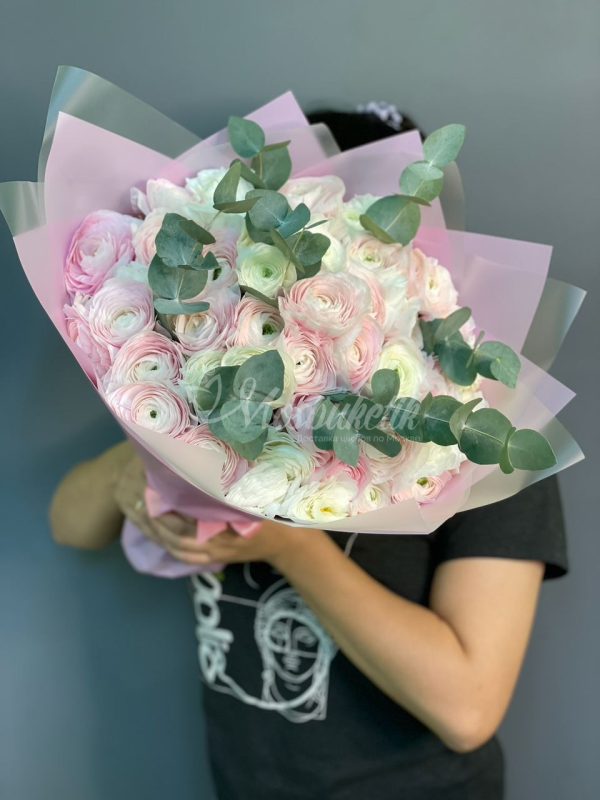 Букет из 51шт ранункулюс