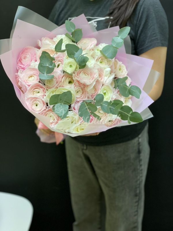 Букет из 51шт ранункулюс