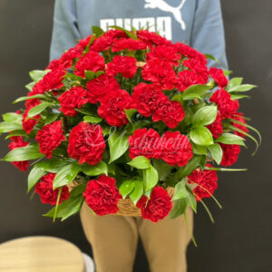 Похоронный букет из 50шт гвоздик в корзине