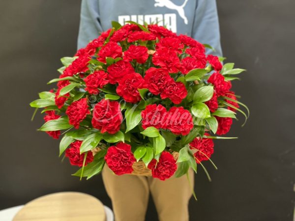 Похоронный букет из 50шт гвоздик в корзине