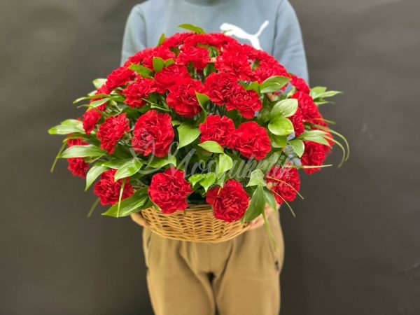 Похоронный букет из 50шт гвоздик в корзине